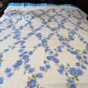 Vtg Cottagecore Blue Purple Floral Lattice Queen/Full Fleece Blanket Satin Trim